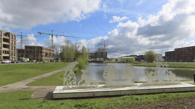 902203 Gezicht over de Jan Wolkerssingel in de wijk Leidsche Rijn te Utrecht op verschillende bouwprojecten rond ...